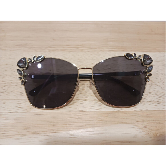 Cat Eye Shaped Sunglasses In Gray - Picture 5 of 6